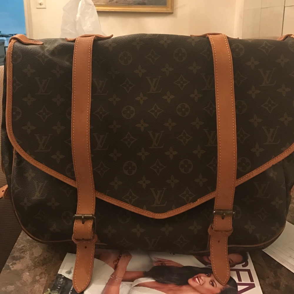 Selling my Louie Vuitton messenger 43