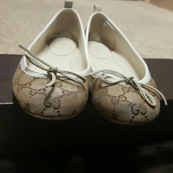 Gucci 'Ali' canvas with white leather trim flats - Picture 2 of 7