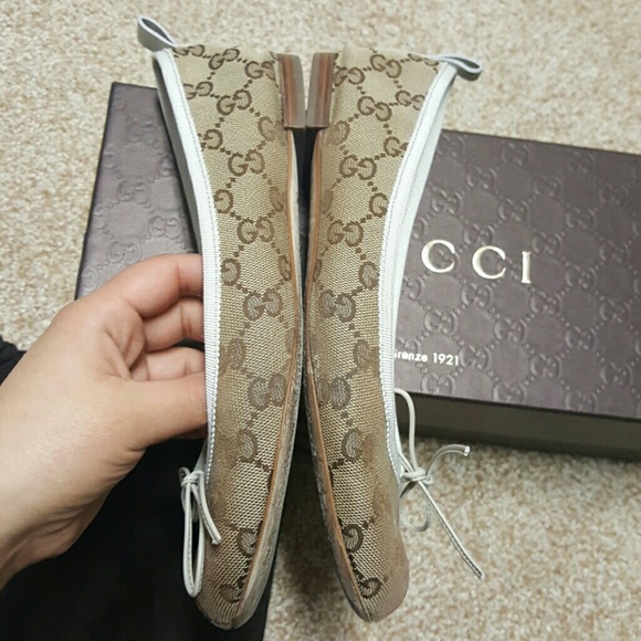 Gucci 'Ali' canvas with white leather trim flats - Picture 6 of 7