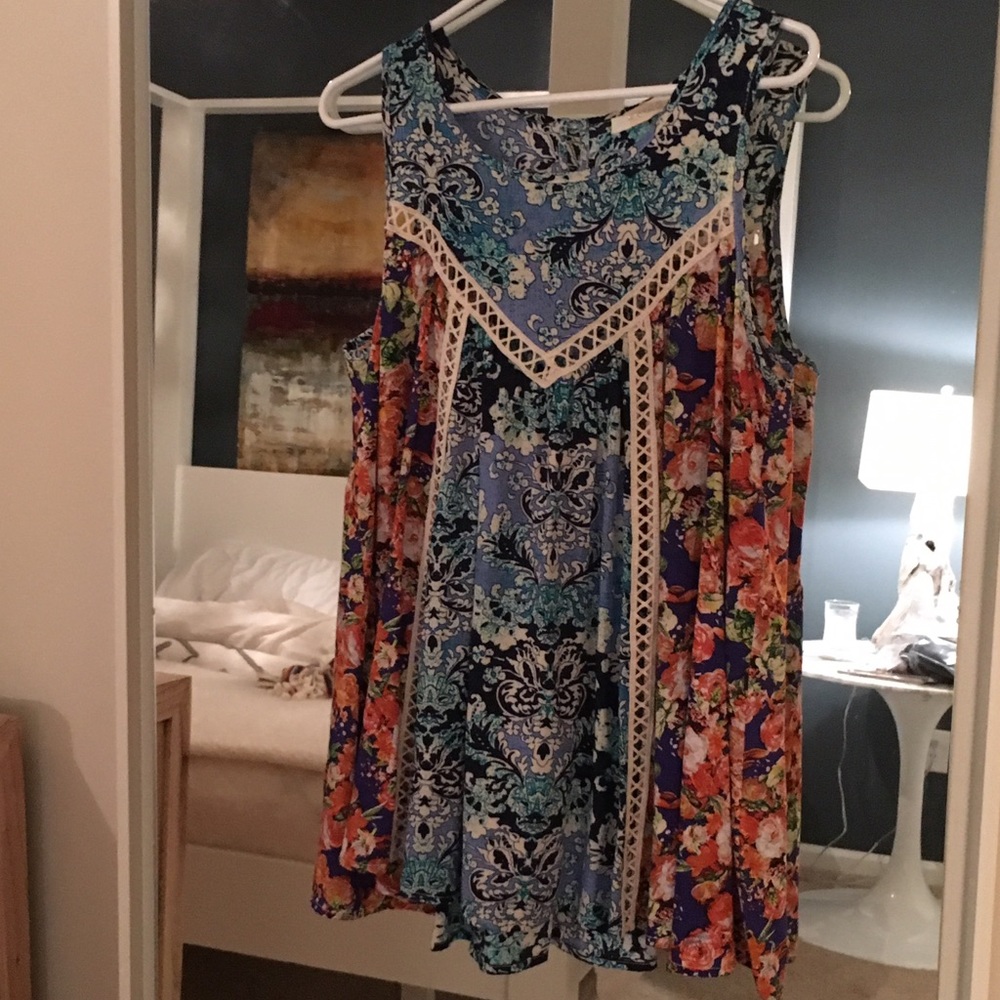 ENTRO. Floral and airy spring/summer shirt.