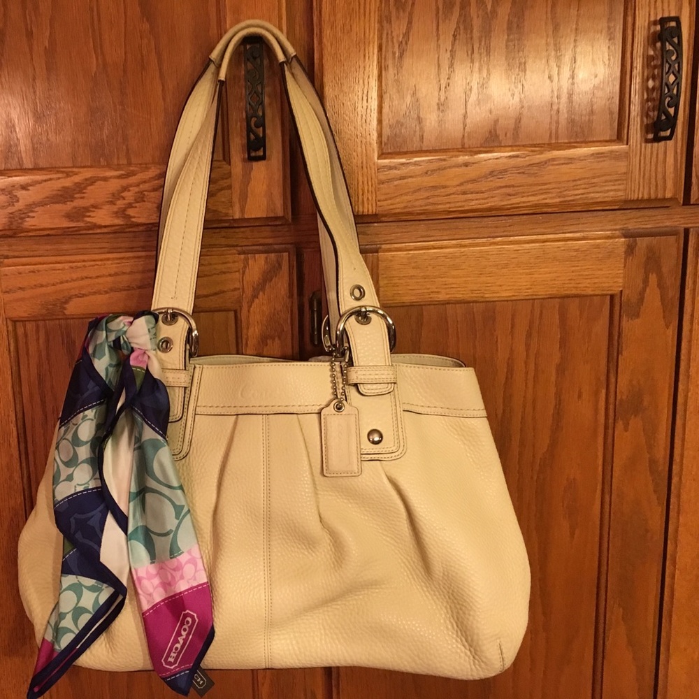 💝 Coach Large Cream Pebbled Leather Tote