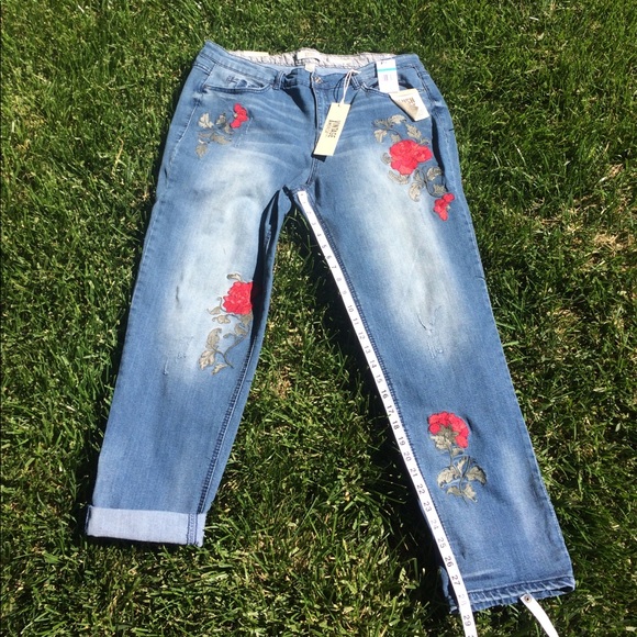 πΉHost Pick! 4/24 $55 Rose Embroidered Jeans S 16 - Picture 4 of 8