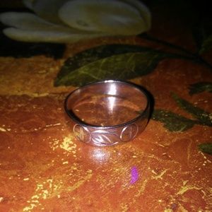 10 K white gold crosses ring