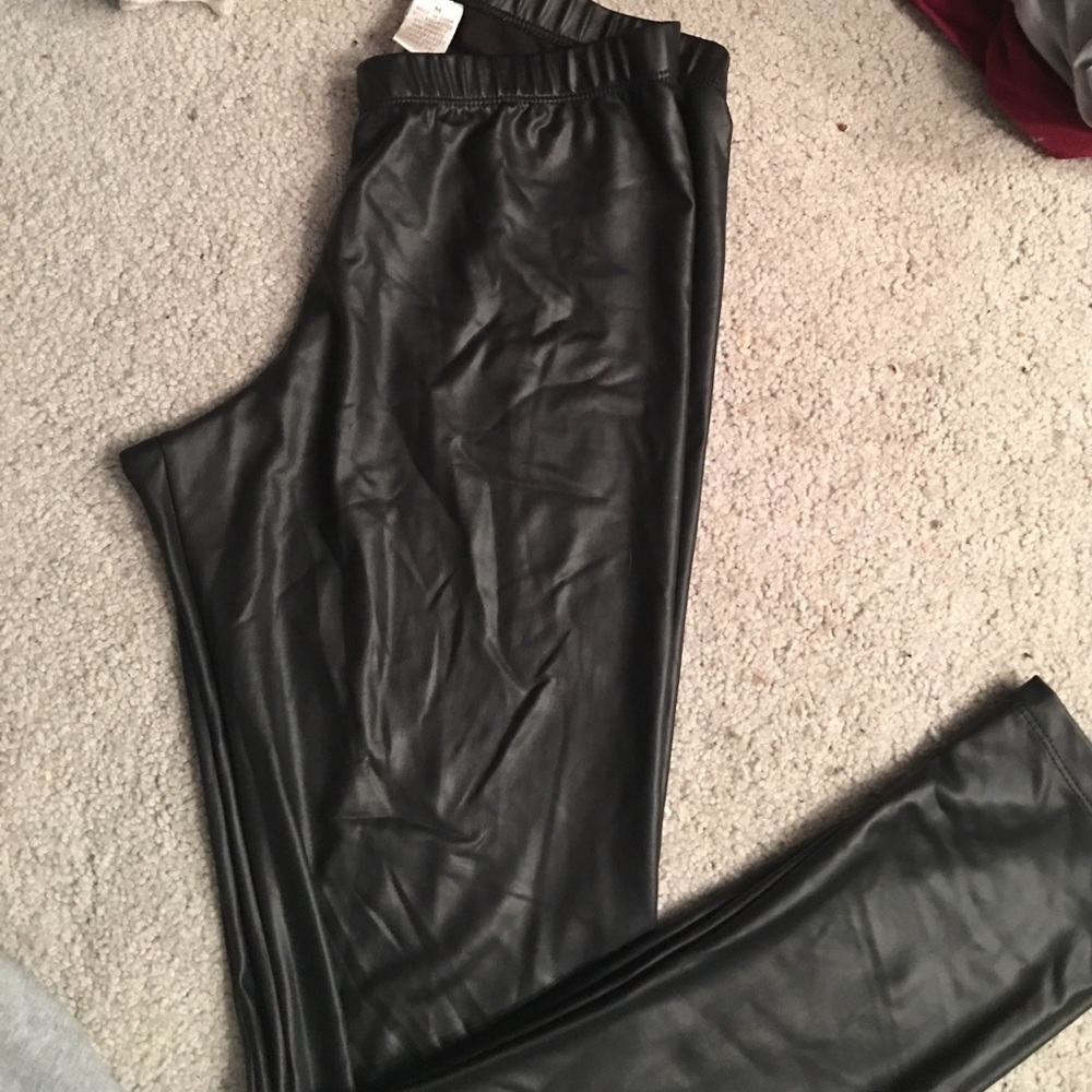 Medium faux leather leggings