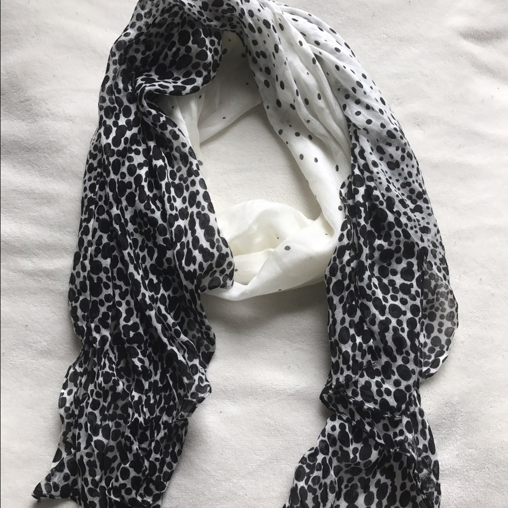 Black polka-dotted ombré scarf