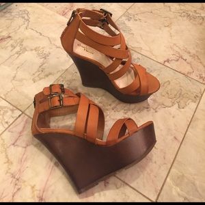 Cognac strappy wedges