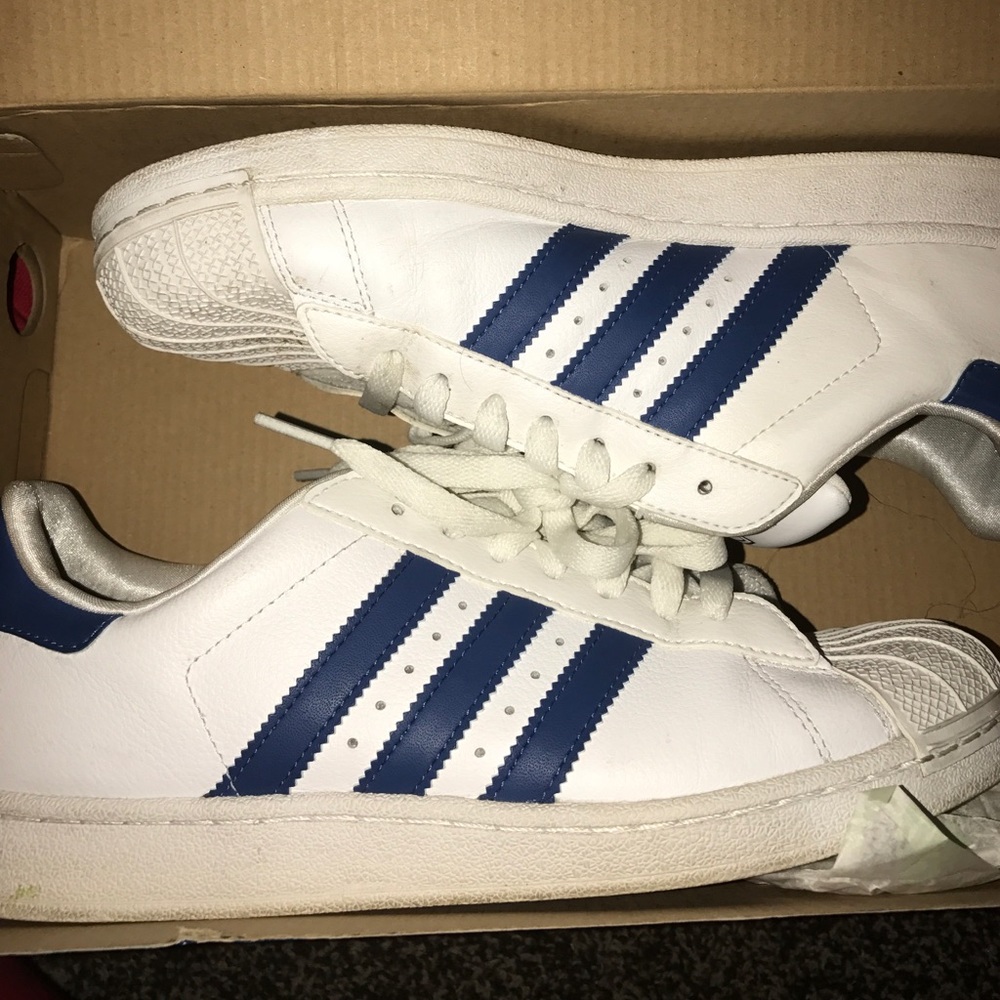 Classic Adidas Shell Top. White w/ Blue stripes