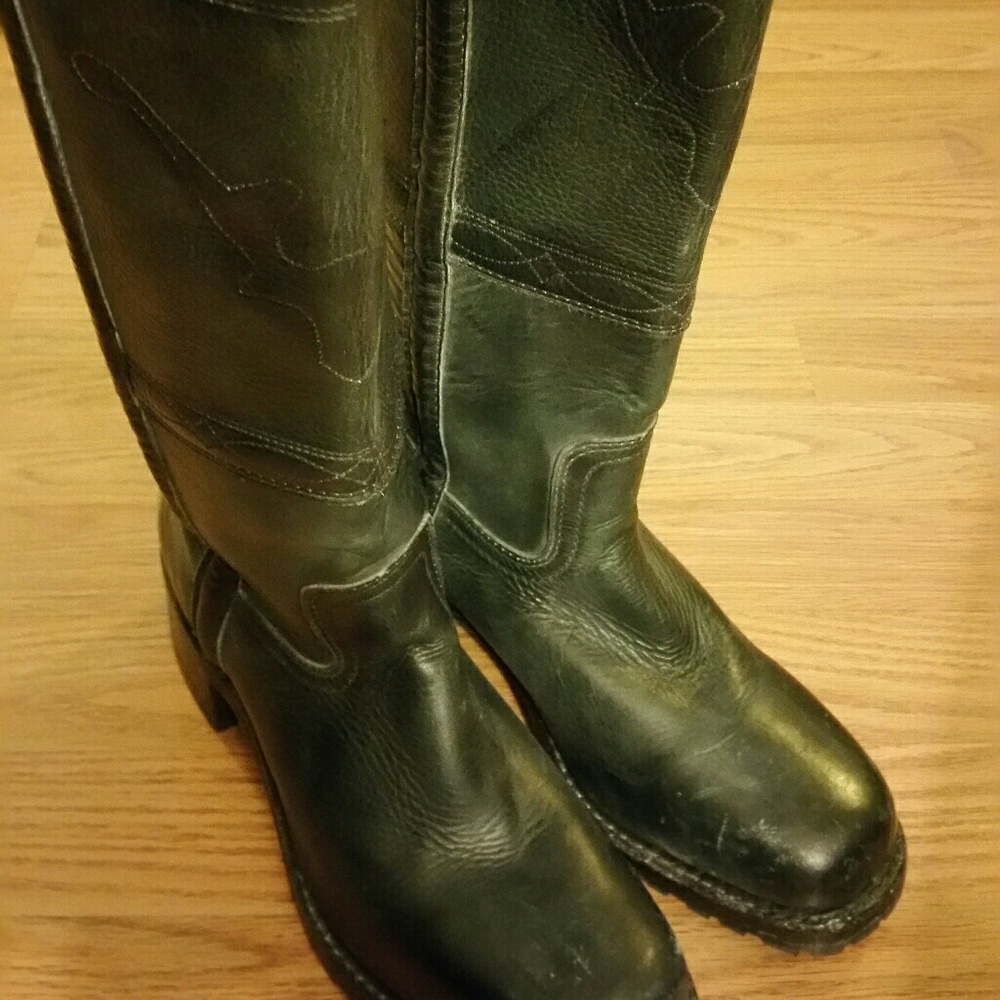 Size 8 1/2 Womans Frye boots Pre owned