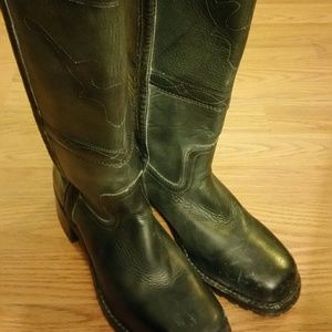 Size 8 1/2 Womans Frye boots Pre owned