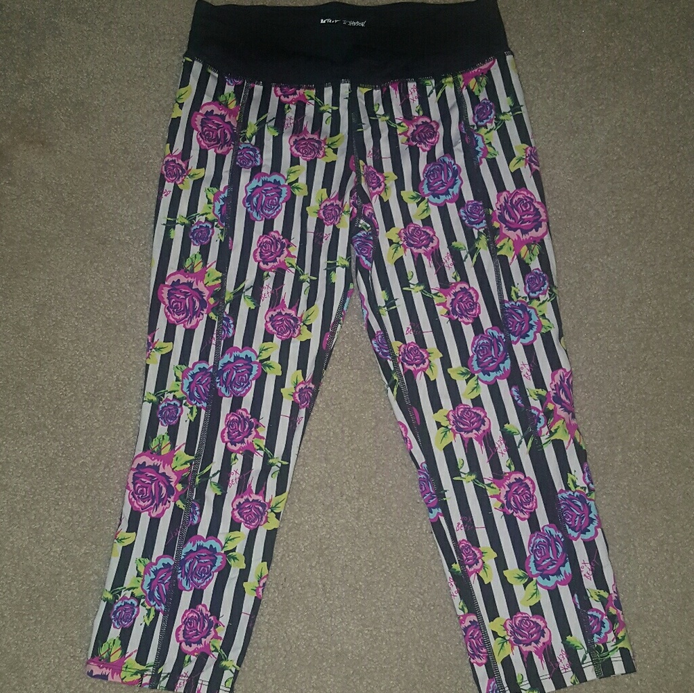 Medium Betsey Johnson crop leggings