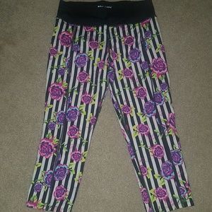 Medium Betsey Johnson crop leggings