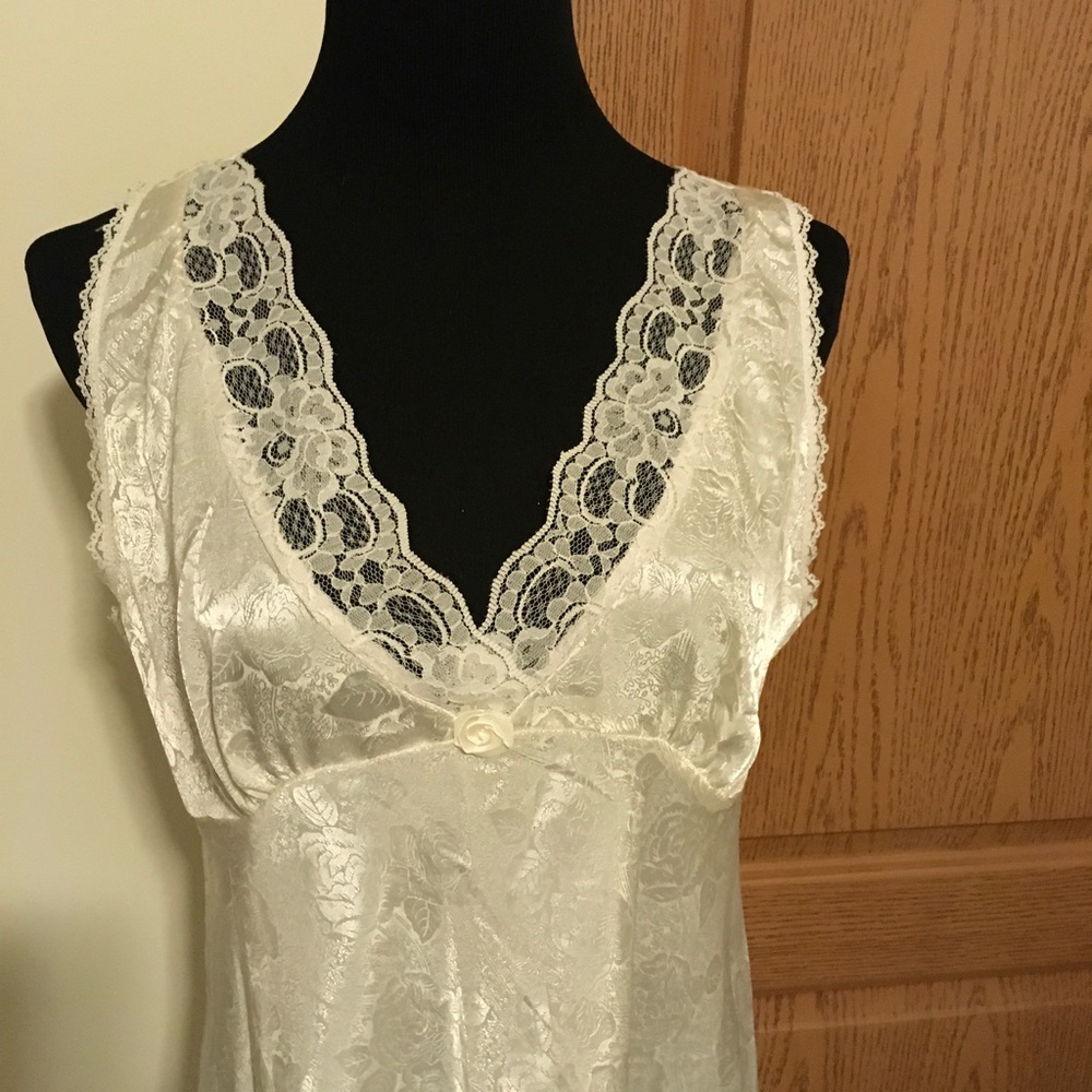 🌸 Sexy & Sophisticated White Nighty 🛍