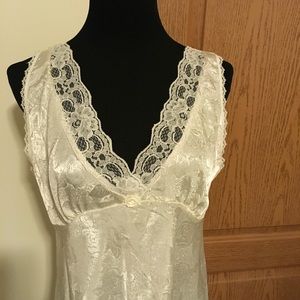 🌸 Sexy & Sophisticated White Nighty 🛍