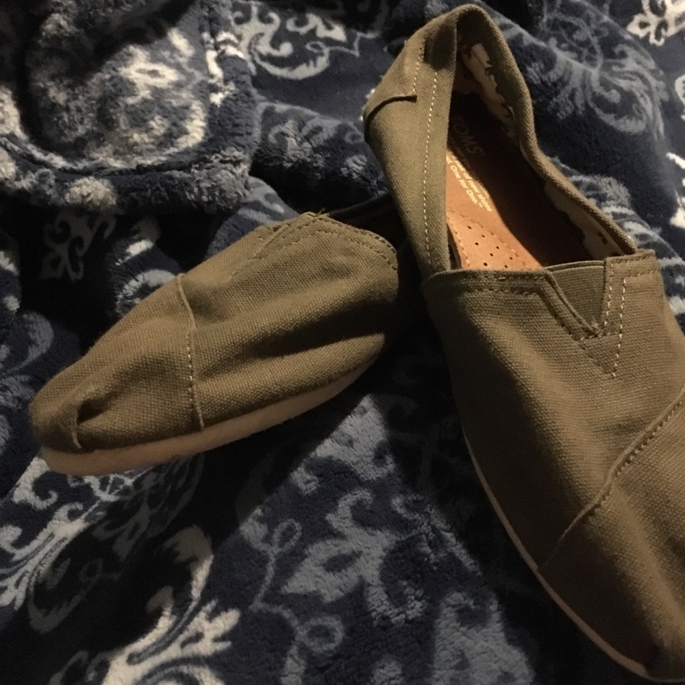 ⚡️ARMY GREEN TOMS⚡️ WOMENS SIZE 10