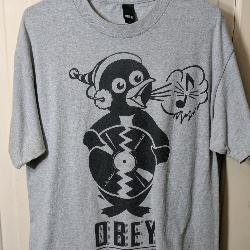 Like new obey tee. Size large