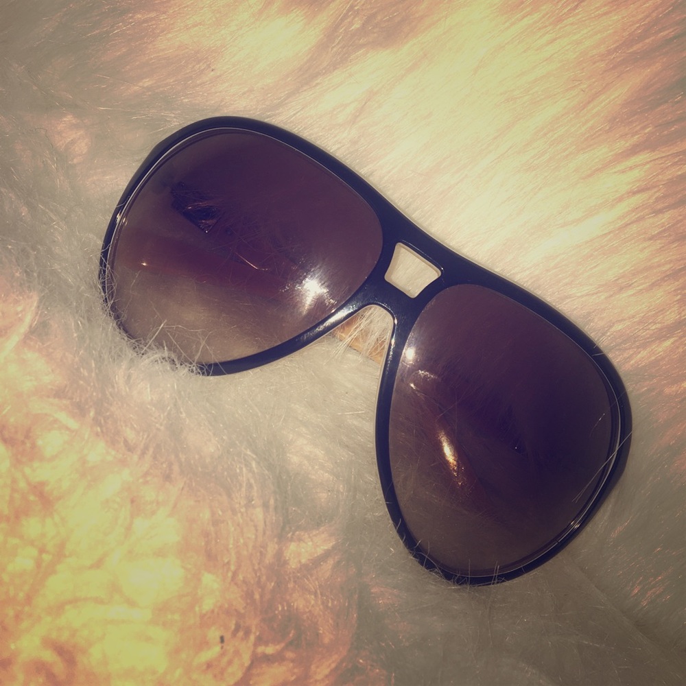 MARC JACOBS sunglasses with the case included. ⭐️