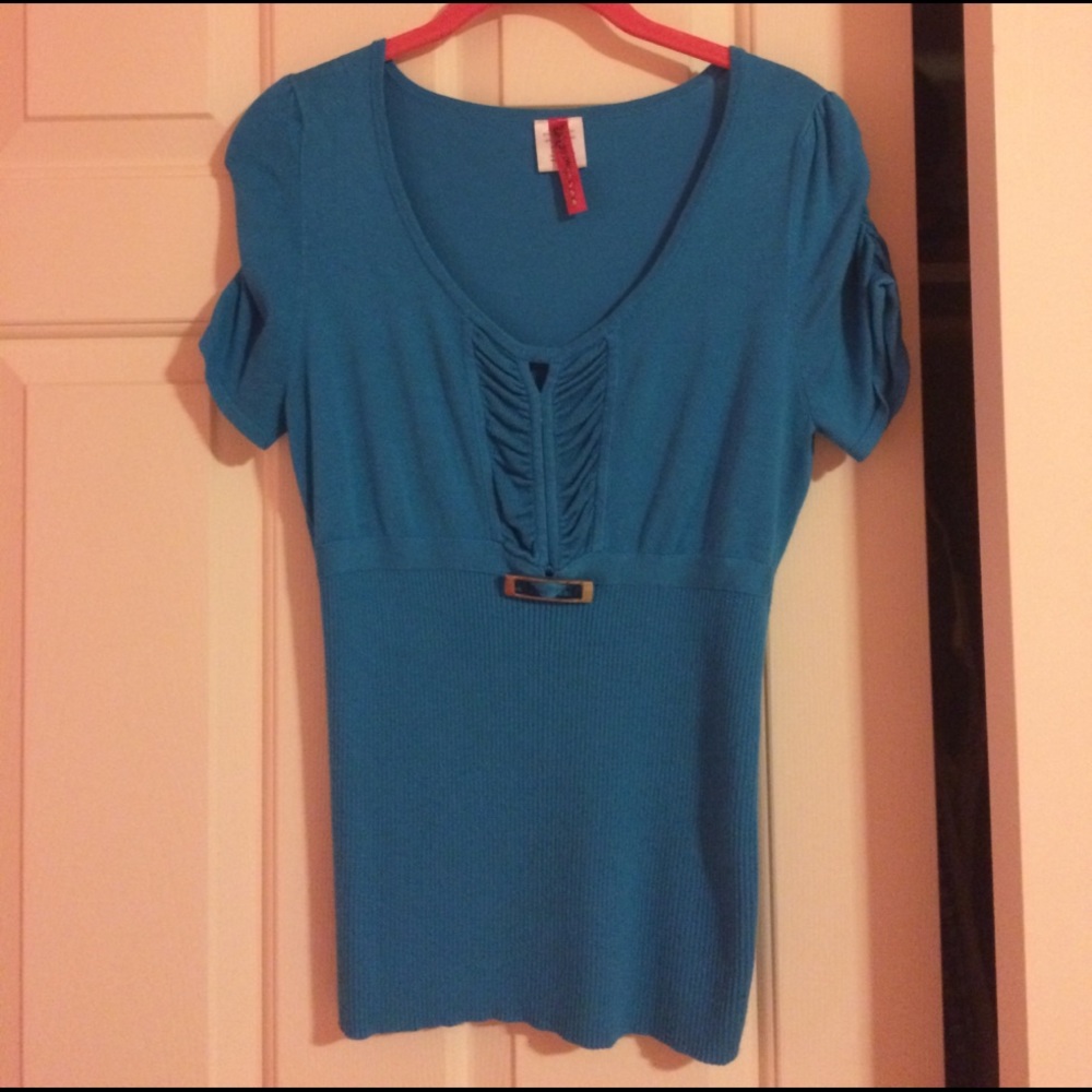 Blue shirt sleeve with bunched sleeves