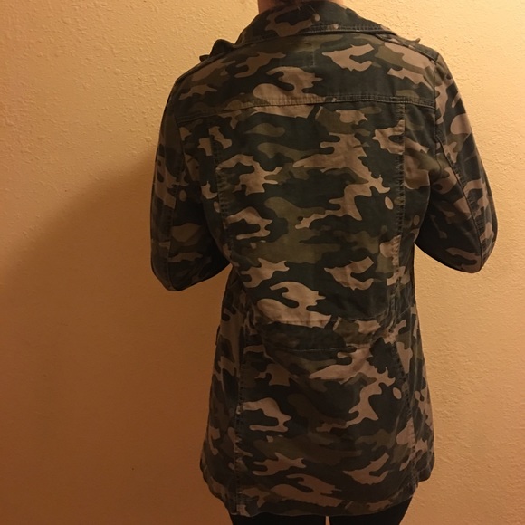 Camo army jacket with gold detailing! 😍💚 - Picture 2 of 3