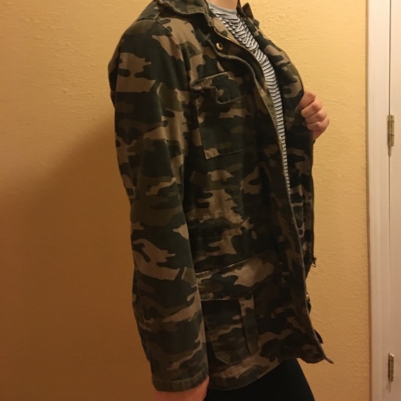 Camo army jacket with gold detailing! 😍💚 - Picture 3 of 3