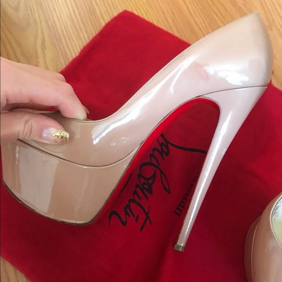 Nice pair of nude pumps . Very sexy. - Picture 2 of 4