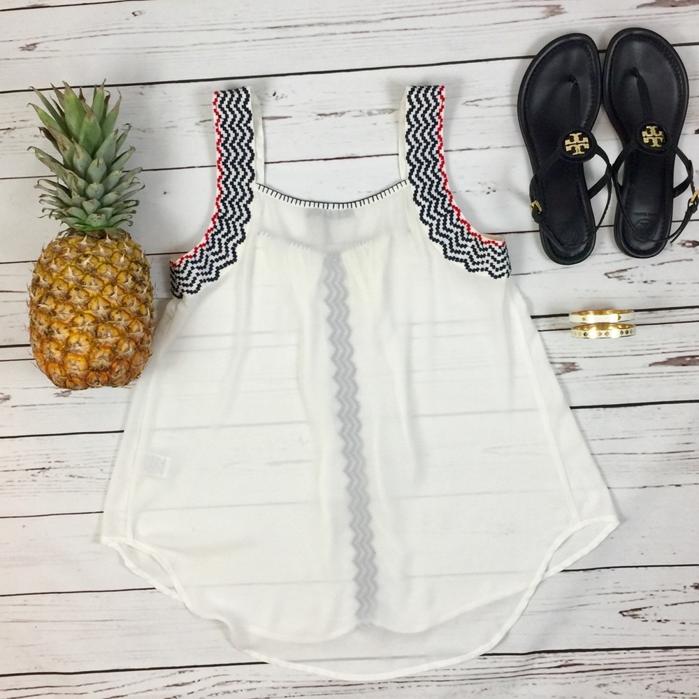 🌿• THML Embroidery Top - Picture 2 of 4
