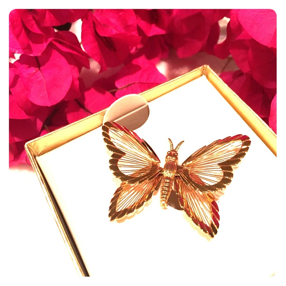Beautiful gold toned Monet butterfly brooch pin!