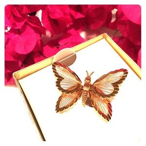 Beautiful gold toned Monet butterfly brooch pin!