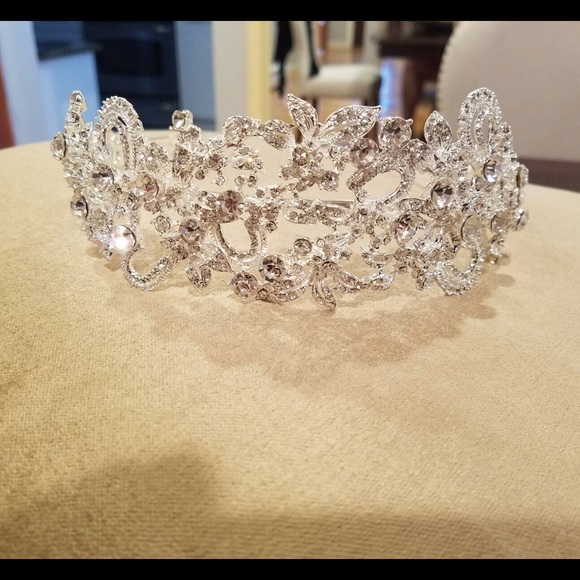 STUNNING wedding tiara main image 5