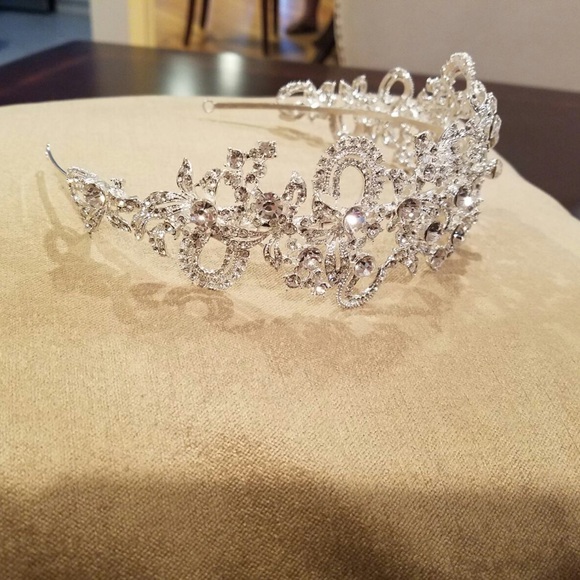STUNNING wedding tiara main image 4