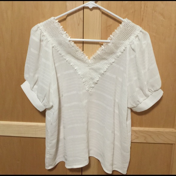 V-neck Laced Balloon Sleeved Top - Picture 1 of 3