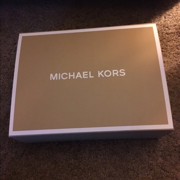 MK Pompom Top Toboggan - Picture 2 of 2