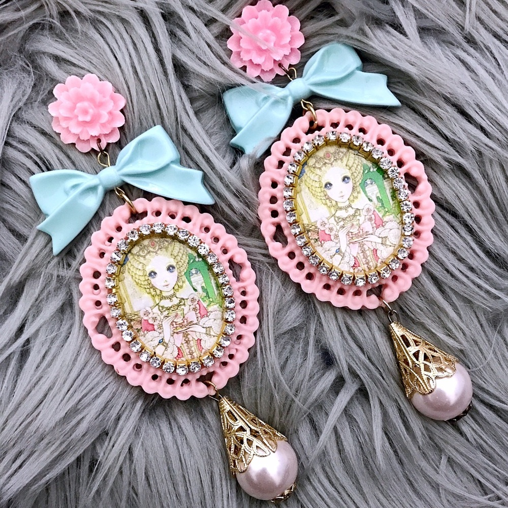 Vintage Kawaii Earrings! Pearl tear drop.