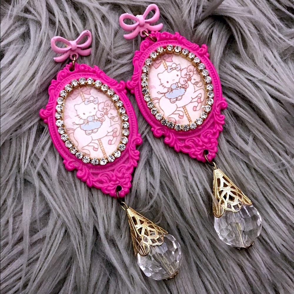 Hello Kitty Vintage Tear Drop Crystal Earrings