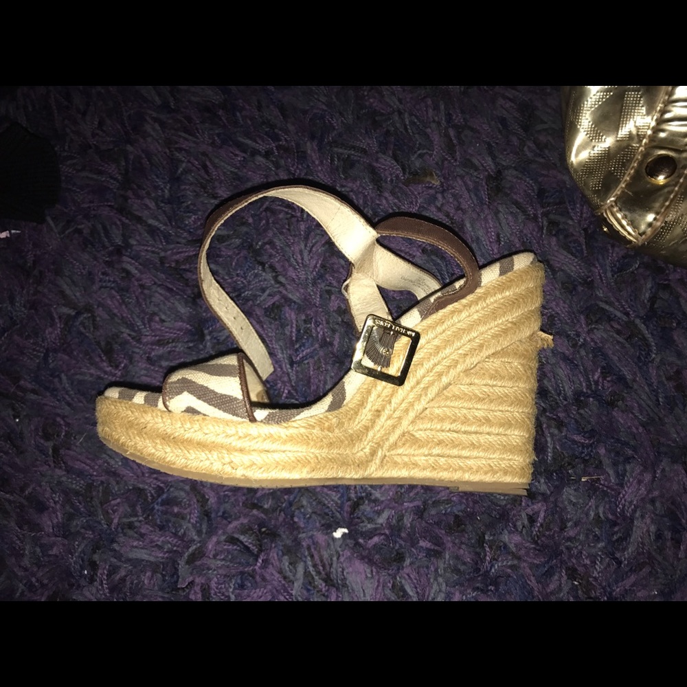 Giraff patterned wedged sandals