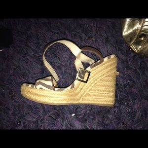 Giraff patterned wedged sandals