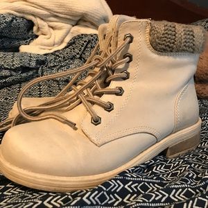 Mossimo boots size 9 1/2
