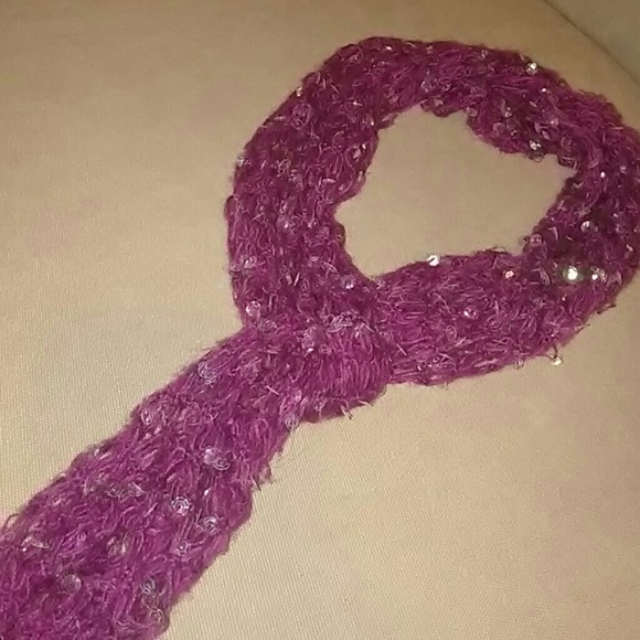 Fuchsia scarf and hat set - Picture 3 of 3