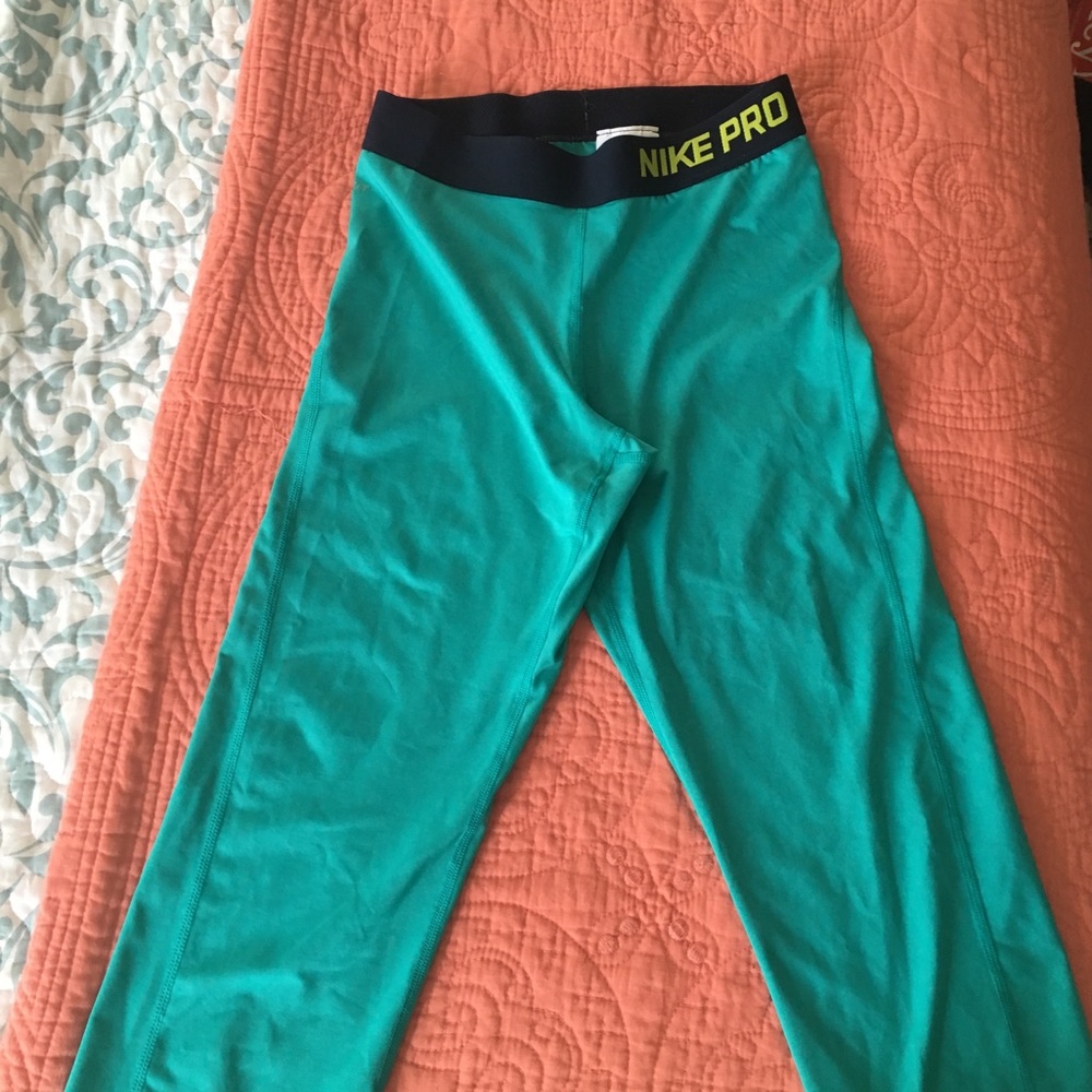 Nike pro capris