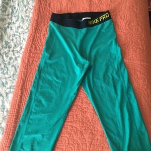 Nike pro capris