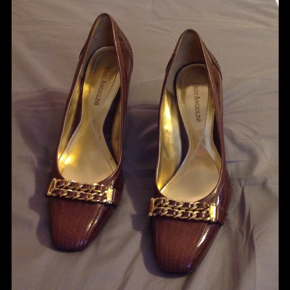 Stylish pump for work/play block heel & gold chain