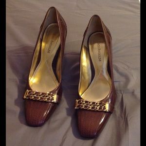 Stylish pump for work/play block heel & gold chain