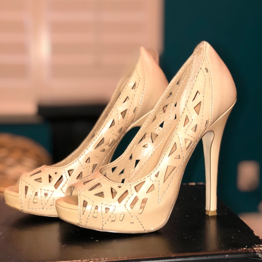 💥BCBG💥Tan Leather heels! Size 6