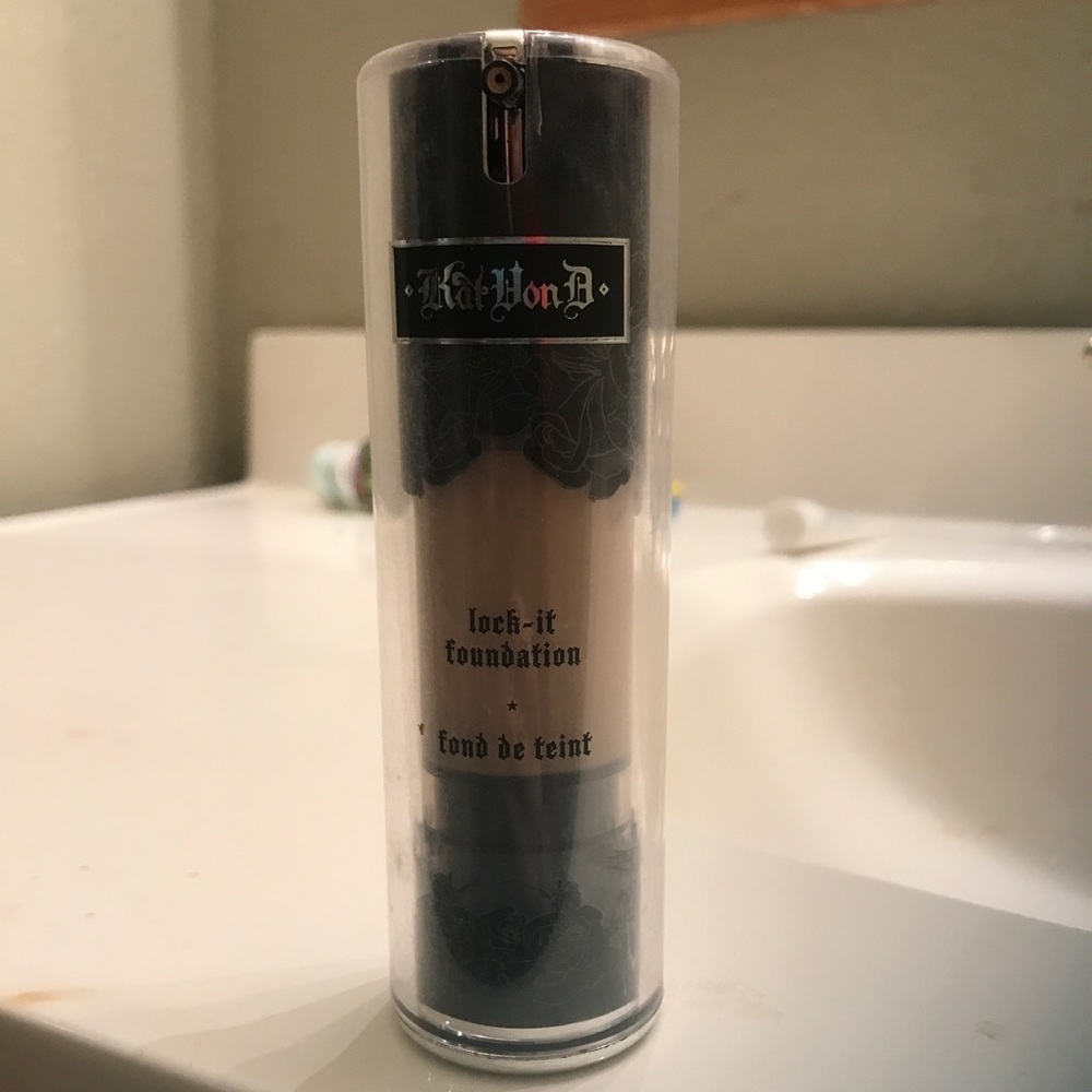Kat von D lock it light 44