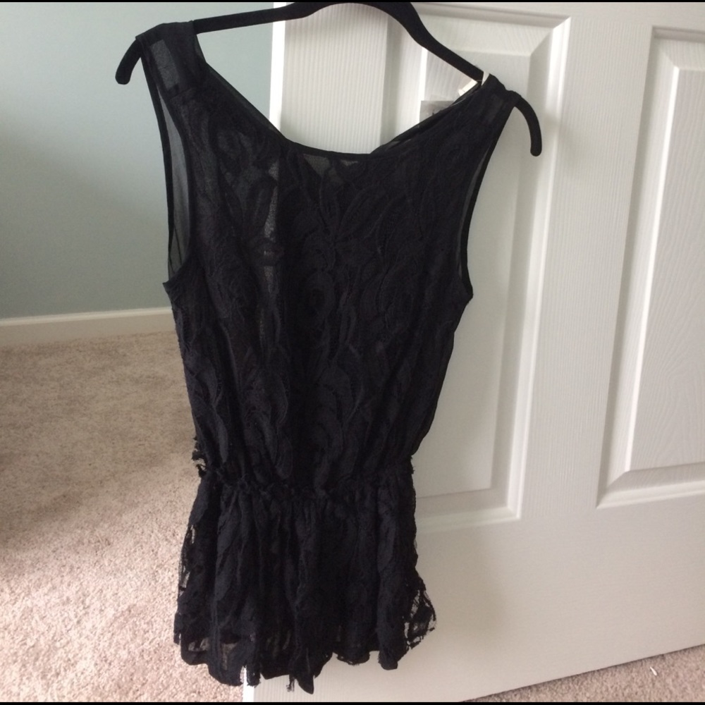 Black lace tank-mesh back
