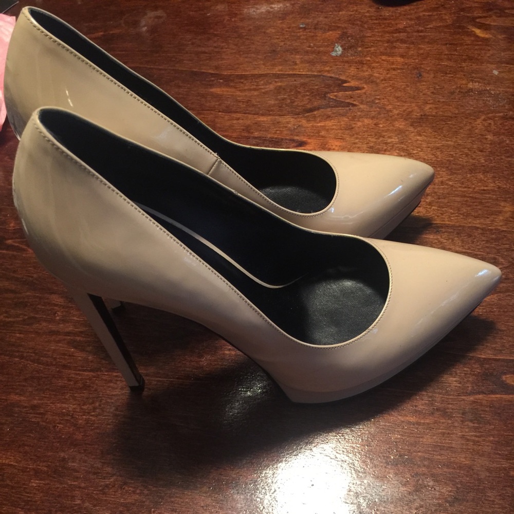 Yves Saint Laurent off white pump