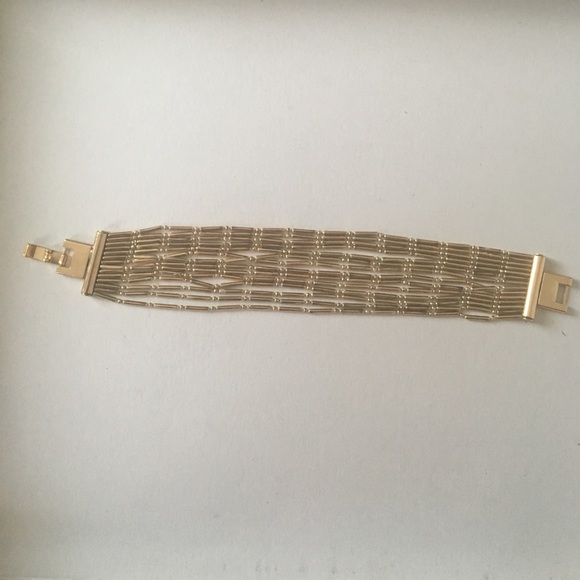 Francesca's Gold clasp bracelet - Picture 1 of 3