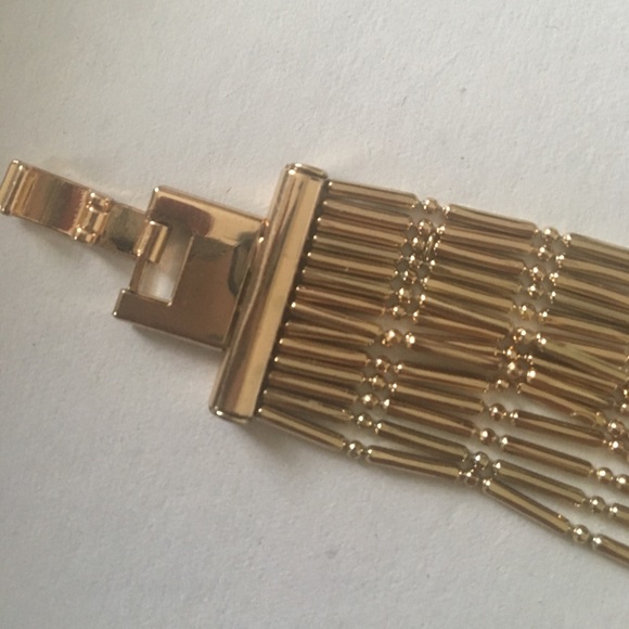 Francesca's Gold clasp bracelet - Picture 2 of 3