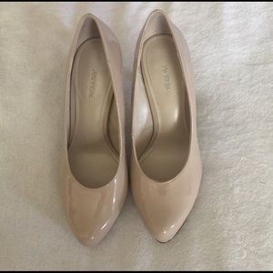 Excellent condition nude pumps.