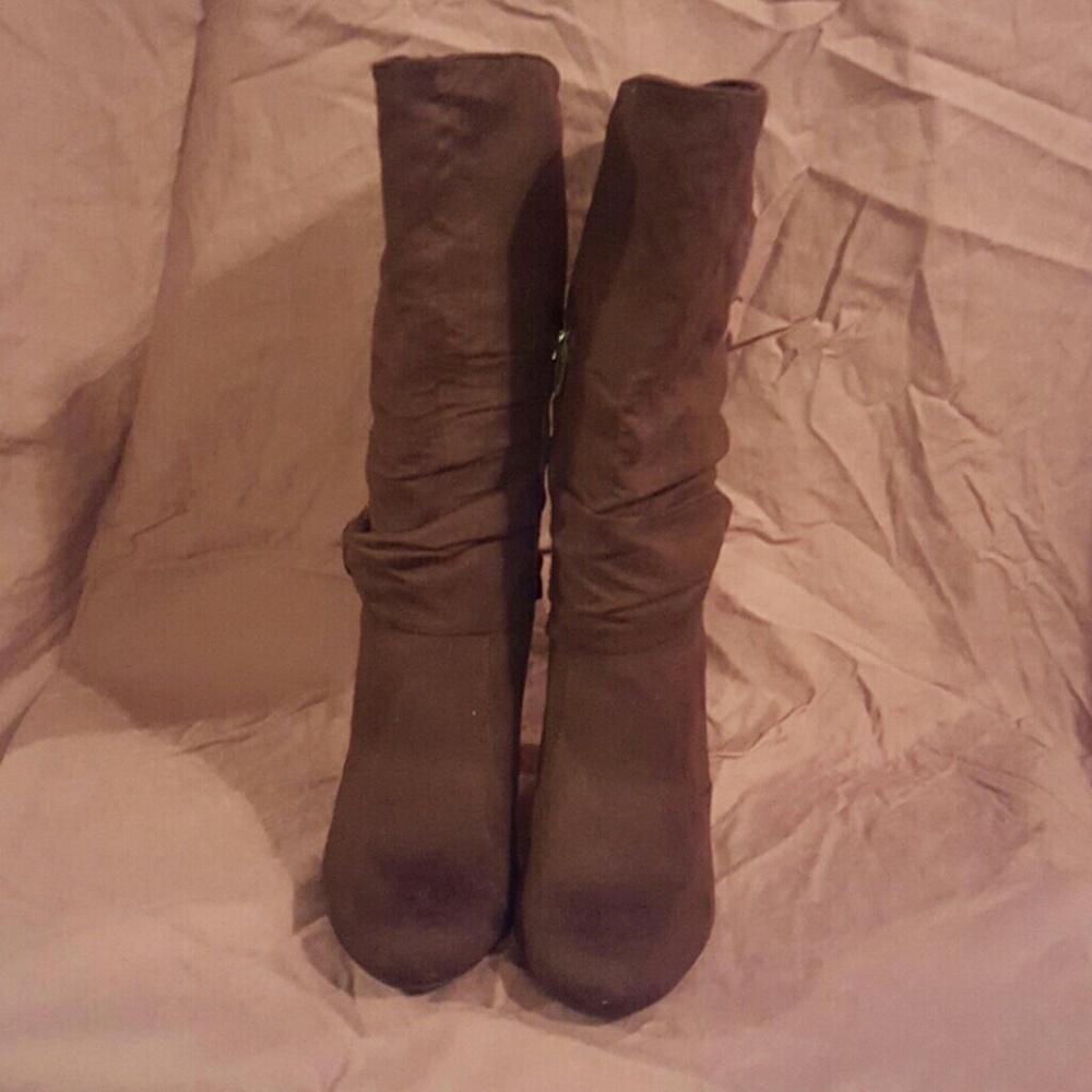 Size 7.5 Brown Heel Suede Boots