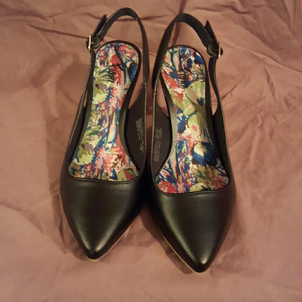 Size 8w black sling back pumps